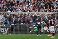Riyad Mahrez a manqué un penalty pour donner l'avantage à Manchester City en deuxième période