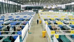 Des personnes présentant des cas légers et asymptomatiques de Covid-19 placés en quarantaine au Centre de la nouvelle exposition internationale de Shanghai, vendredi 1er avril 2022