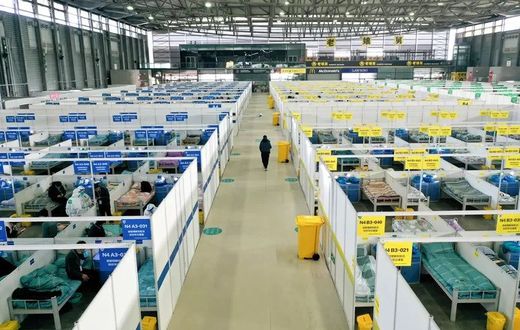 Des personnes présentant des cas légers et asymptomatiques de Covid-19 placés en quarantaine au Centre de la nouvelle exposition internationale de Shanghai, vendredi 1er avril 2022
