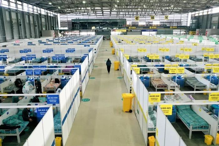 Des personnes présentant des cas légers et asymptomatiques de Covid-19 placés en quarantaine au Centre de la nouvelle exposition internationale de Shanghai, vendredi 1er avril 2022