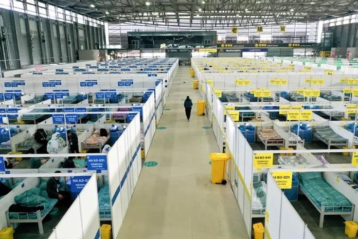 Des personnes présentant des cas légers et asymptomatiques de Covid-19 placés en quarantaine au Centre de la nouvelle exposition internationale de Shanghai, vendredi 1er avril 2022