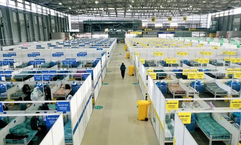Des personnes présentant des cas légers et asymptomatiques de Covid-19 placés en quarantaine au Centre de la nouvelle exposition internationale de Shanghai, vendredi 1er avril 2022