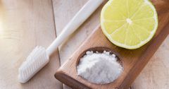 Bicarbonate de soude avec du citron pour blanchir les dents