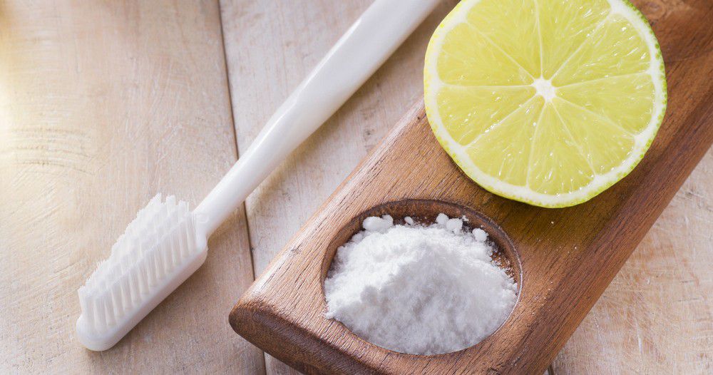 Bicarbonate de soude avec du citron pour blanchir les dents