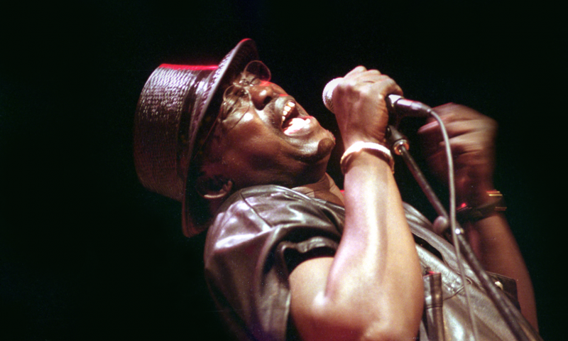 Rudy Gomis lors d'un concert du Baobab Orchestra, à New York, en avril 2004