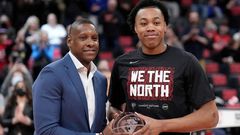 Scottie Barnes avec le trophée du meilleur Rookie de l'année