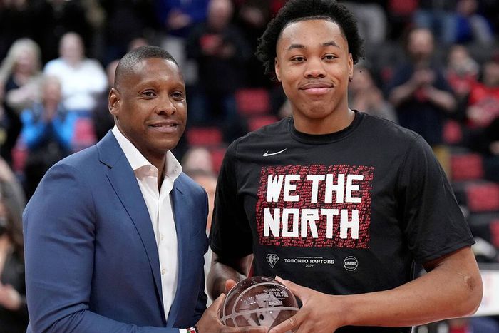 Scottie Barnes avec le trophée du meilleur Rookie de l'année