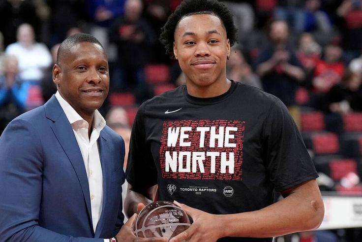 Scottie Barnes avec le trophée du meilleur Rookie de l'année