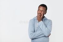 jeune-homme-beau-d-afro-américain-recherchant-avec-l-expression-réfléchie-et-sceptique-essayant-de-se-rappeler-quelque-chose-142349142