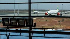 Un avion d’Air Sénégal sur les pistes de l’aéroport Blaise-Diagne de Dakar (Sénégal), le 28 mars 2020. © Zohra Bensemra/REUTERS.