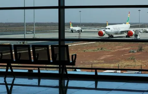 Un avion d’Air Sénégal sur les pistes de l’aéroport Blaise-Diagne de Dakar (Sénégal), le 28 mars 2020. © Zohra Bensemra/REUTERS.