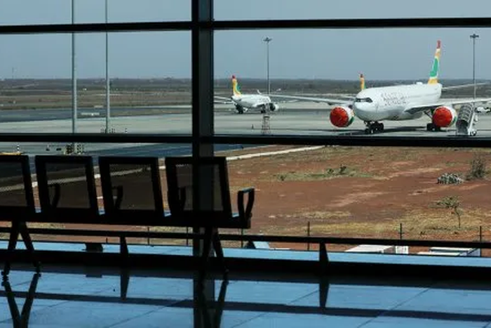 Un avion d’Air Sénégal sur les pistes de l’aéroport Blaise-Diagne de Dakar (Sénégal), le 28 mars 2020. © Zohra Bensemra/REUTERS.