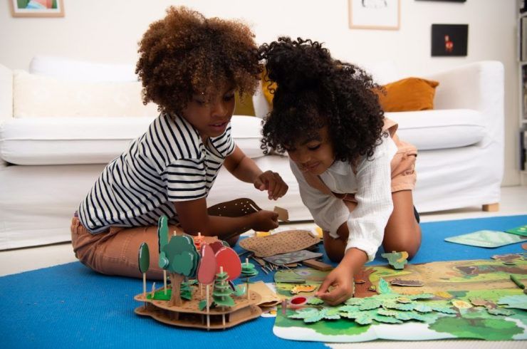 Des enfants qui jouent au puzzle