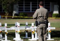 Selon une vidéo et de nombreux témoignages, des parents ont attendu devant l’école, pendant une éternité selon eux, sans que la police n’intervienne, alors que le lycéen, Salvador Ramos, était en train de perpétrer son massacre dans une salle de classe. © REUTERS