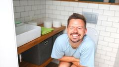 homme-heureux-dans-toilette1