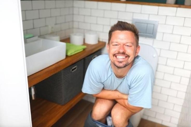 homme-heureux-dans-toilette1