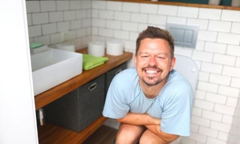 homme-heureux-dans-toilette1