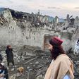 Des Afghans regardent les destructions causées par un tremblement de terre dans la province de Paktika, dans l'est de l'Afghanistan, mercredi 22 juin 2022 © AP
