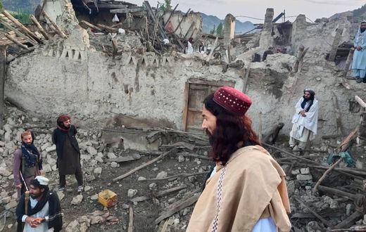 Des Afghans regardent les destructions causées par un tremblement de terre dans la province de Paktika, dans l'est de l'Afghanistan, mercredi 22 juin 2022 © AP