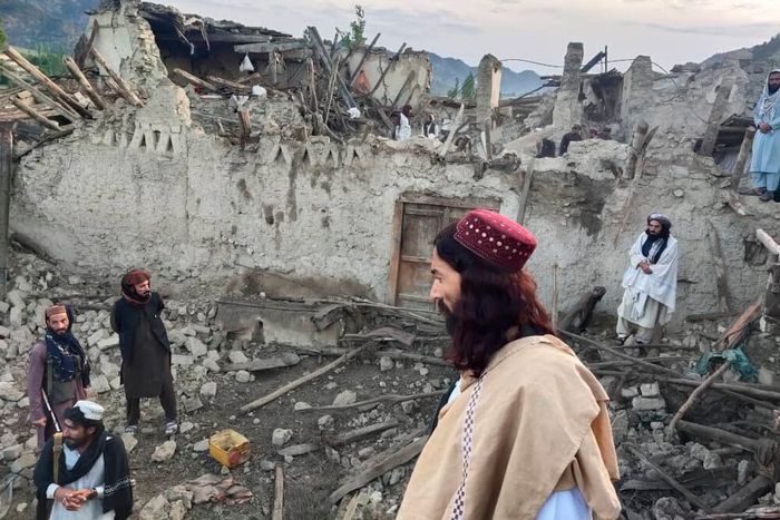 Des Afghans regardent les destructions causées par un tremblement de terre dans la province de Paktika, dans l'est de l'Afghanistan, mercredi 22 juin 2022 © AP
