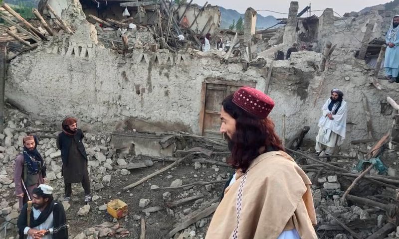 Des Afghans regardent les destructions causées par un tremblement de terre dans la province de Paktika, dans l'est de l'Afghanistan, mercredi 22 juin 2022 © AP