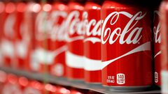des canettes de la boisson coca-cola