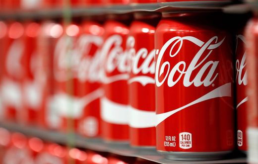 des canettes de la boisson coca-cola