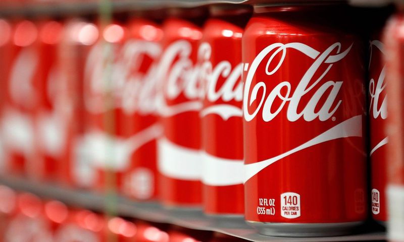 des canettes de la boisson coca-cola
