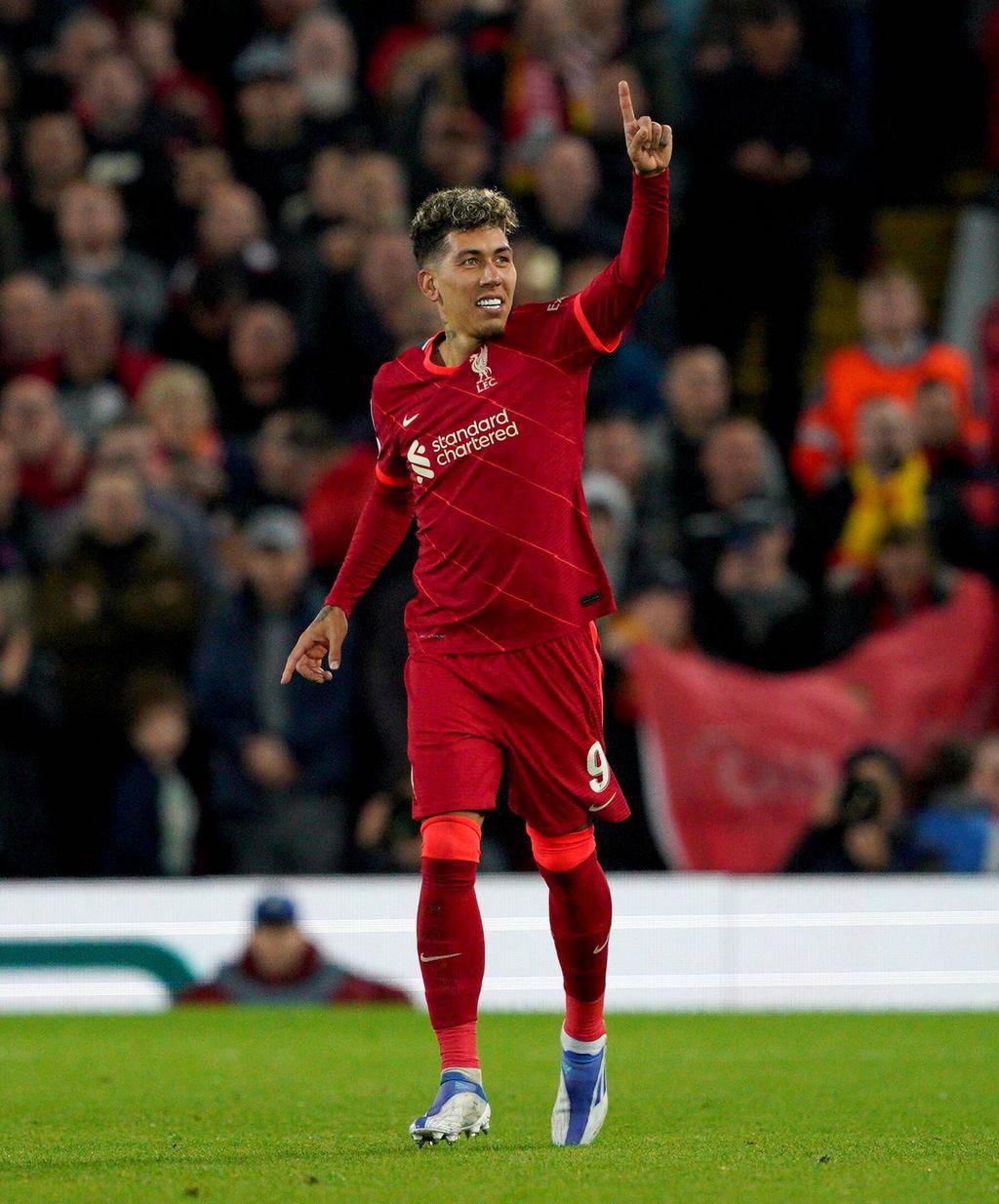 Roberto Firmino a marqué un doublé pour Liverpool à Anfield contre Benfica
