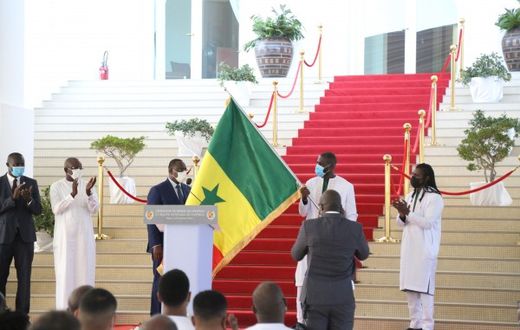 Macky Sall a remis le drapeau national aux Lions