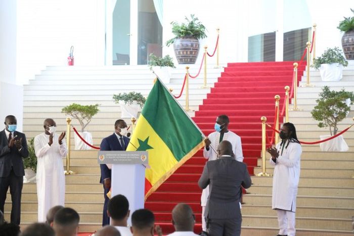 Macky Sall a remis le drapeau national aux Lions