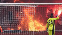 La tribune incendiée juste derrière les buts du portier camerounais Onana