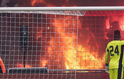 La tribune incendiée juste derrière les buts du portier camerounais Onana