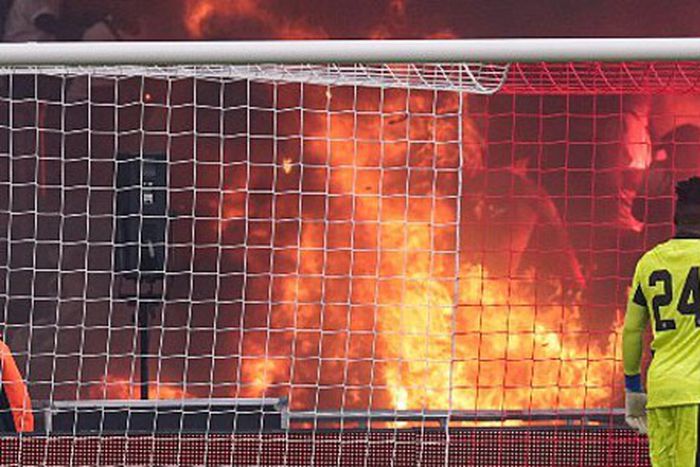 La tribune incendiée juste derrière les buts du portier camerounais Onana