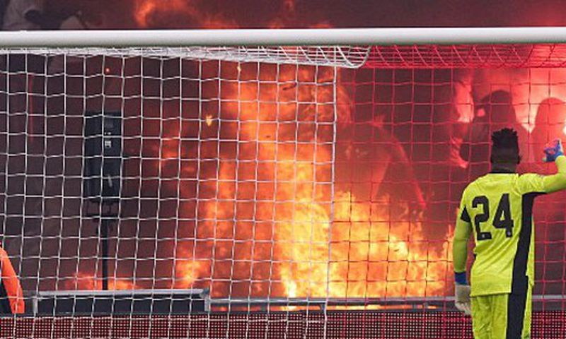 La tribune incendiée juste derrière les buts du portier camerounais Onana