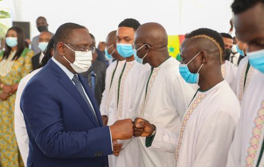 Macky Sall a remis le drapeau national aux Lions de la Téranga