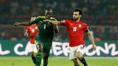 Kalidou Koulibaly à la lutte avec Mohamed Sallah lors de la finale de CAN 2021