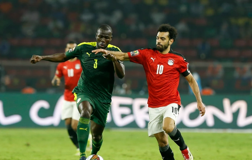 Kalidou Koulibaly à la lutte avec Mohamed Sallah lors de la finale de CAN 2021