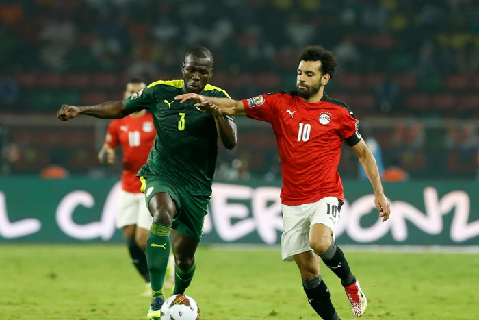 Kalidou Koulibaly à la lutte avec Mohamed Sallah lors de la finale de CAN 2021