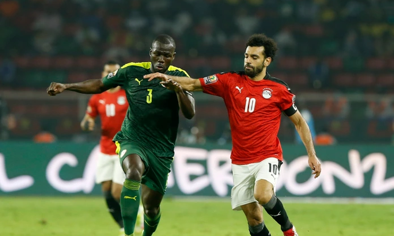 Kalidou Koulibaly à la lutte avec Mohamed Sallah lors de la finale de CAN 2021