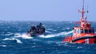 des-garde-cotes-espagnol-avec-un-bateau-de-migrants-pres-d-el-hierro-en-aout-2024-photo-sipa-sopa-images-1727515252