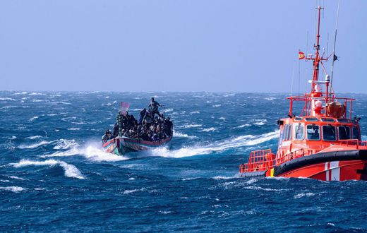 des-garde-cotes-espagnol-avec-un-bateau-de-migrants-pres-d-el-hierro-en-aout-2024-photo-sipa-sopa-images-1727515252