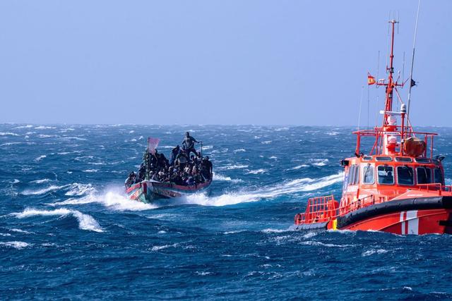 des-garde-cotes-espagnol-avec-un-bateau-de-migrants-pres-d-el-hierro-en-aout-2024-photo-sipa-sopa-images-1727515252