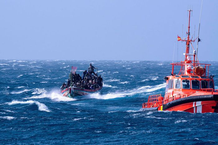 des-garde-cotes-espagnol-avec-un-bateau-de-migrants-pres-d-el-hierro-en-aout-2024-photo-sipa-sopa-images-1727515252