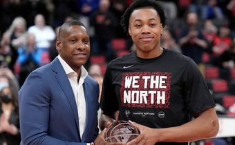 Scottie Barnes avec le trophée du meilleur Rookie de l'année