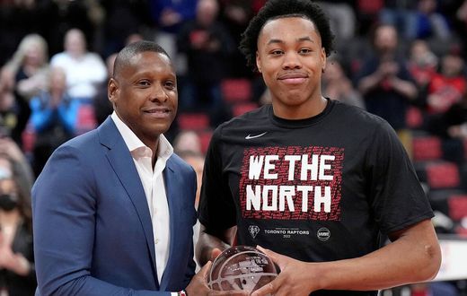 Scottie Barnes avec le trophée du meilleur Rookie de l'année