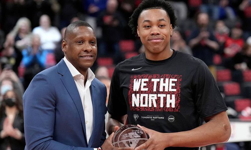 Scottie Barnes avec le trophée du meilleur Rookie de l'année