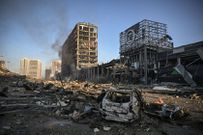 Un centre commercial détruit suite à une attaque russe à Kiev