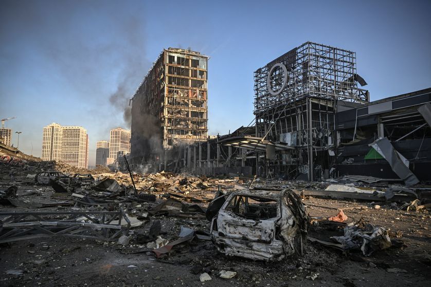 Un centre commercial détruit suite à une attaque russe à Kiev
