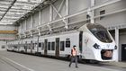 TER : un train stationné dans un hangar pour son entretien